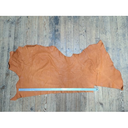 Demi peau - vache - brun orangé - cuir en stock