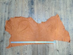 Demi peau - vache - brun orangé - cuir en stock