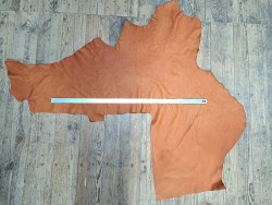 Demi peau - vache - brun orangé - cuir en stock