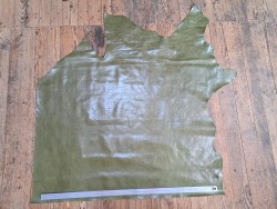 Morceau de cuir de vachette pullup ciré - vert olive - maroquinerie - Cuir en Stock
