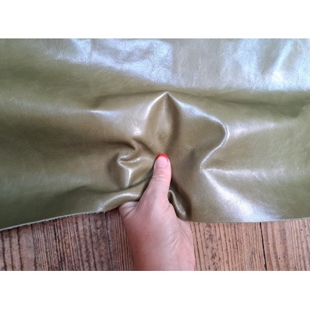 Morceau de cuir de vachette pullup ciré - vert olive - maroquinerie - Cuir en stock