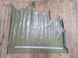Morceau de cuir de vachette pullup ciré - vert olive - maroquinerie - Cuir en stock
