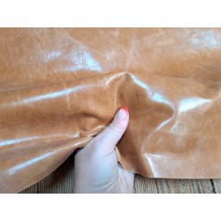 Morceau de cuir de vachette pullup ciré - noisette - maroquinerie - Cuir en Stock