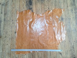 Morceau de cuir de vachette pullup ciré - noisette - maroquinerie - Cuir en stock