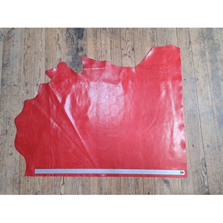 Morceau de cuir de vachette pullup ciré - rouge - maroquinerie - Cuir en stock