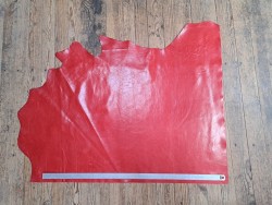 Morceau de cuir de vachette pullup ciré - rouge - maroquinerie - Cuir en stock