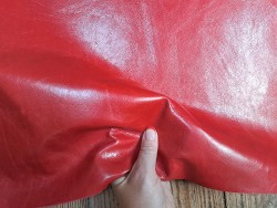 Morceau de cuir de vachette pullup ciré - rouge - maroquinerie - Cuir en Stock