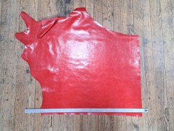 Morceau de cuir de vachette pullup ciré - rouge - maroquinerie - Cuir en stock