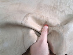 Détail peau de cuir de veau nuancé - écru - maroquinerie - Cuirenstock