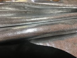 peau de cuir de veau façon grain serpent métallisé argent Cuir en Stock