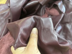 chutes de cuir d agneau bordeaux - maroquinerie accessoire luxe - cuir en stock