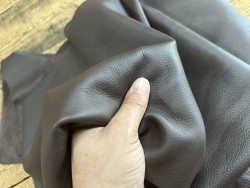 Chutes de cuir de vache marron de qualité - ameublement maroquinerie - Cuir en Stock