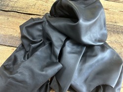 Chutes de cuir de vache noire de qualité - ameublement maroquinerie - Cuir en Stock