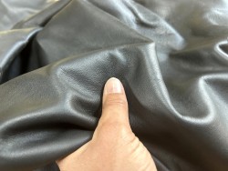 Chutes de cuir de vache noire de qualité - ameublement maroquinerie - Cuir en Stock