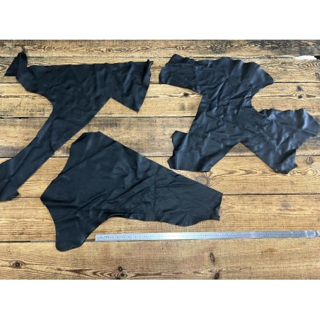 Chutes de cuir de vache noire de qualité - ameublement maroquinerie - Cuir en Stock