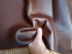 peau de cuir de veau lisse - terre d'ombre - Cuir en stock