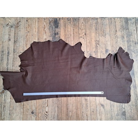 Grand morceau de cuir de taurillon - gros grain - marron - Cuir en stock