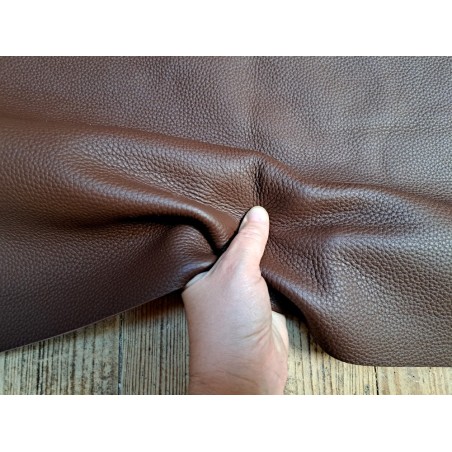 Grand morceau de cuir de taurillon - gros grain - marron - Cuir en Stock
