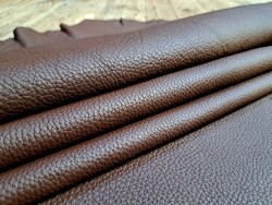 Grand morceau de cuir de taurillon - gros grain - marron - Cuir en Stock