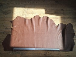 Morceau de cuir de taurillon - Marron - Cuir en Stock