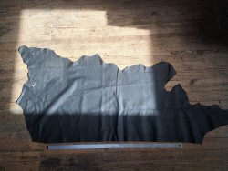 Morceau de cuir de vache grainé - Noir mat - B - Cuir en Stock
