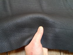 Demi-peau de cuir de taurillon - gros grain - couleur noir - Cuir en Stock