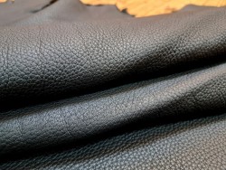 Demi-peau de cuir de taurillon - gros grain - couleur noir - Cuir en Stock