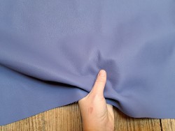Peau de cuir de vache - ameublement - bleu lavande - Cuir en stock