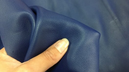 Demi peau de cuir de veau lisse bleu marine cuirenstock