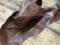 Demi-peau de cuir de vachette pull up ciré brun Cuir en Stock