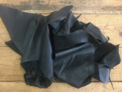 chutes de cuir de veau noir cuir en stock