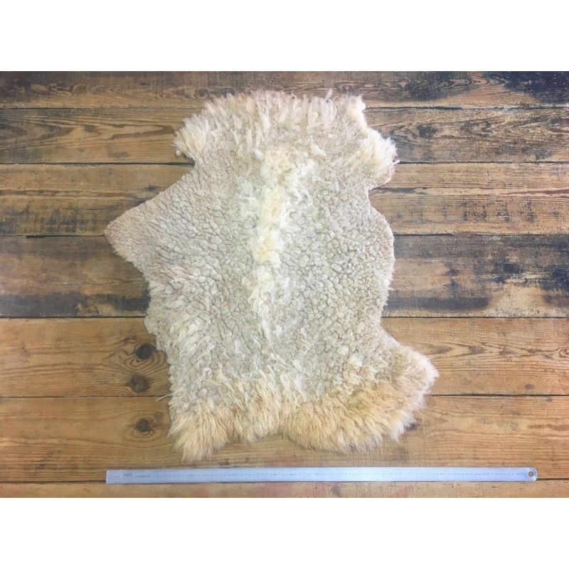 Peau de mouton lainé beige choix écart cuir en stock Peau de mouton lainé beige choix écart cuir en stock