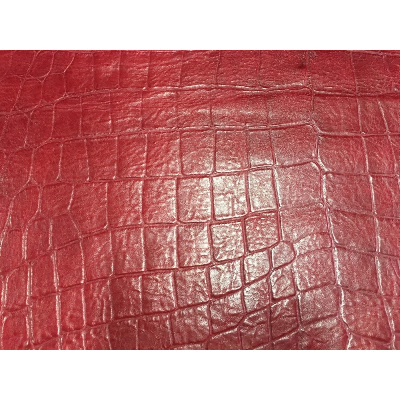 Peau de cuir de mouton grain façon croco bordeaux cuir en stock Peau de cuir de mouton grain façon croco bordeaux cuir en stock