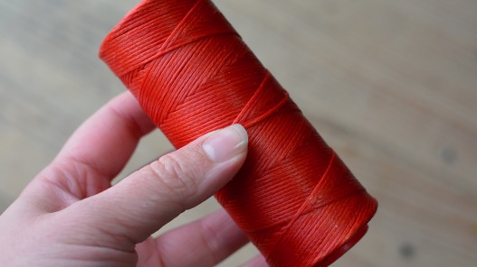 Bobine de fil polyester poissé orange point Sellier maroquinerie couture Cuirenstock