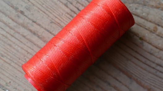 Bobine 150m fil polyester tressé et ciré orange foncé Cuirenstock