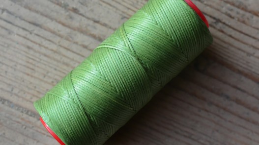 Bobine de fil polyester tressé et ciré vert clair couture main du cuir Cuirenstock