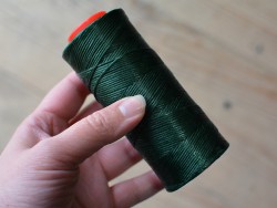 Fil poissé vert foncé en polyester tressé couture cuir maroquinerie sellerie Cuir en Stock