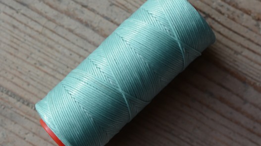Bobine de fil bleu ciel polyester tressé et ciré pour couture main du cuir Cuir en Stock