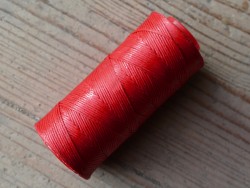 Bobine fil polyester rouge tressé et ciré couture cuir Cuirenstock