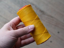 Fil poissé jaune polyester tressé 150m 1mm Cuir en Stock