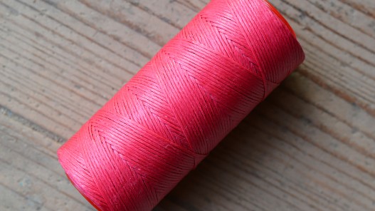 bobine fil polyester poissé rose couture main maroquinerie sellerie Cuirenstock
