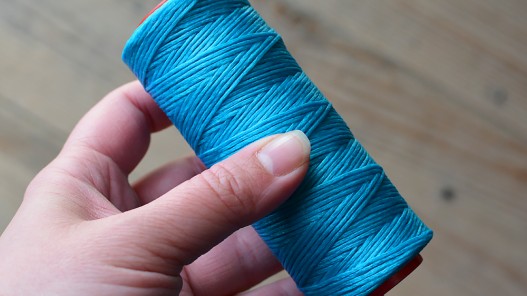 Fil poissé synthétique bleu tressé 150m couture sellier travail du cuir Cuir en Stock