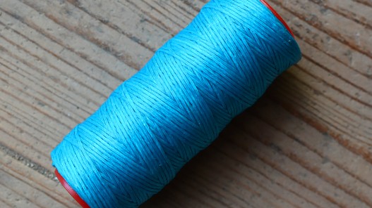 Bobine fil polyester ciré bleu couture main cuir Cuirenstock