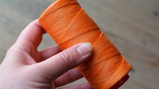 Fil ciré couture point sellier orange polyester 150m Cuir en Stock