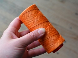 Fil ciré couture point sellier orange polyester 150m Cuir en Stock