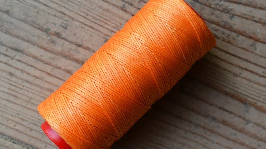 Bobine fil polyester orange tressé et poissé couture main cuir Cuirenstock