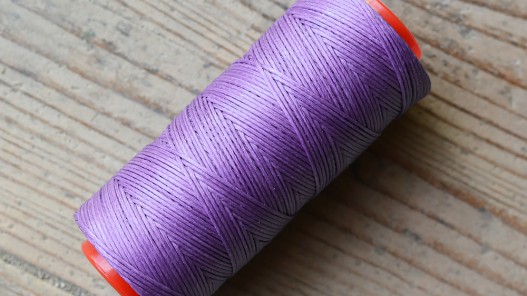 Bobine fil polyester violet tressé et poissé pour couture main cuir Cuirenstock