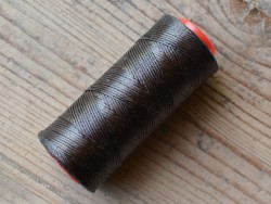 Bobine fil polyester brun foncé tressé et poissé pour couture main du cuir Cuirenstock