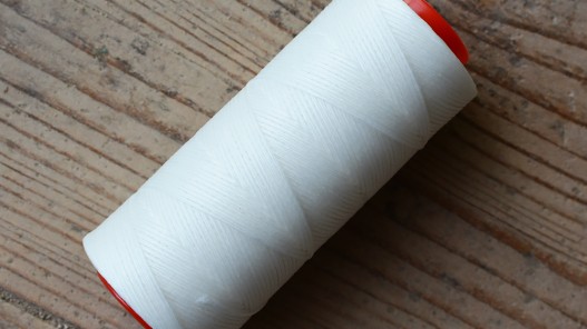 Bobine fil polyester blanc tressé et poissé pour couture cuir sellier main Cuirenstock