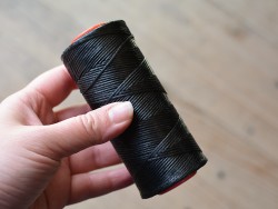 Fil ciré noir polyester 150m 1mm maroquinerie sellerie bourrellerie couture Cuir en Stock